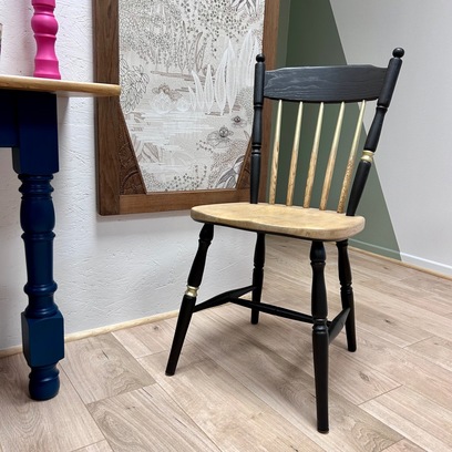 Vente avec paiement en ligne: Adèle, chaise en chêne, noire et dorée