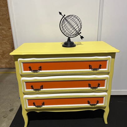 Vente avec paiement en ligne: Commode ancienne ensoleillée