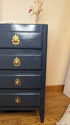 Petit chiffonnier gris anthracite et feuille dorée 