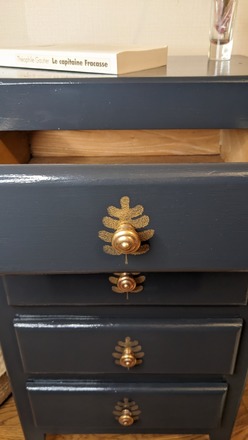 Petit chiffonnier gris anthracite et feuille dorée 