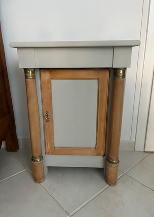 Chevet style napoléon III laiton et beige