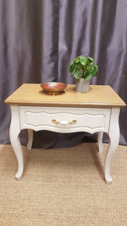 Table de nuit style campagne chic blanc vieilli.