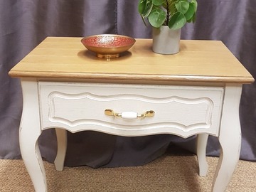 Vente avec paiement en ligne: Table de nuit style campagne chic blanc vieilli.
