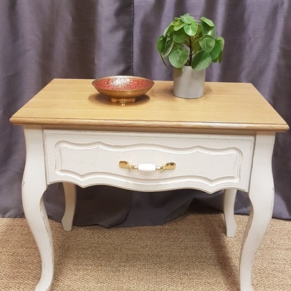 Vente avec paiement en ligne: Table de nuit style campagne chic blanc vieilli.