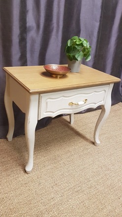 Table de nuit style campagne chic blanc vieilli.