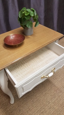 Table de nuit style campagne chic blanc vieilli.