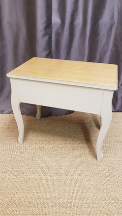 Table de nuit style campagne chic blanc vieilli.