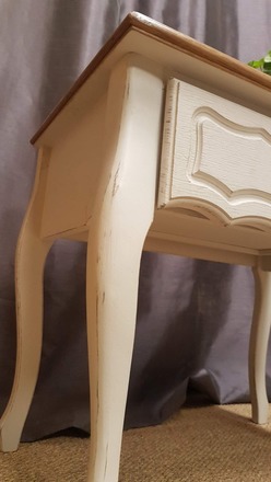 Table de nuit style campagne chic blanc vieilli.