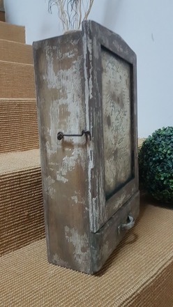 Ancienne armoire murale à pharmacie en chêne patiné.