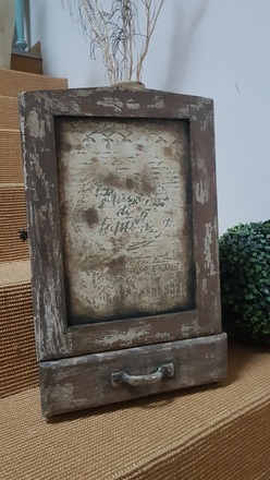 Ancienne armoire murale à pharmacie en chêne patiné.