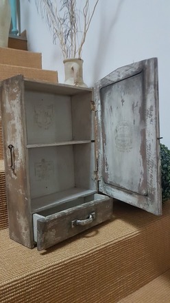 Ancienne armoire murale à pharmacie en chêne patiné.
