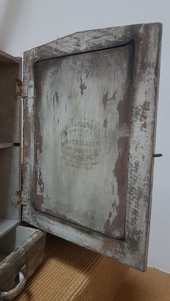 Ancienne armoire murale à pharmacie en chêne patiné.
