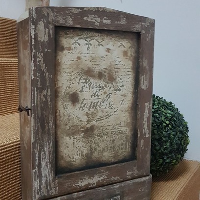 Vente avec paiement en ligne: Ancienne armoire murale à pharmacie en chêne patiné.