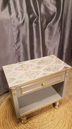 Table de chevet baroque, pochoir et feuille d’or