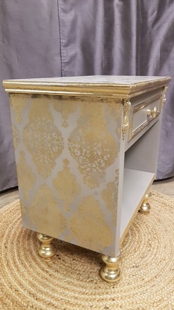 Table de chevet baroque, pochoir et feuille d’or