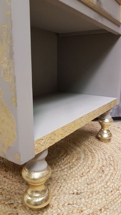 Table de chevet baroque, pochoir et feuille d’or