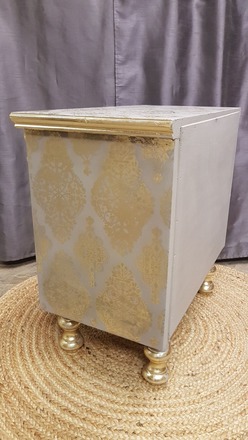 Table de chevet baroque, pochoir et feuille d’or