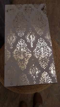 Table de chevet baroque, pochoir et feuille d’or