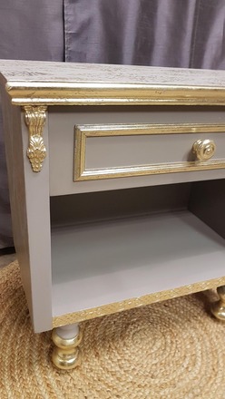 Table de chevet baroque, pochoir et feuille d’or