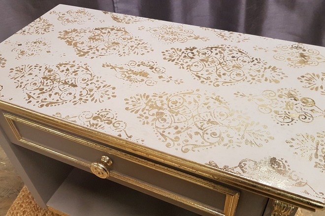 Table de chevet baroque, pochoir et feuille d’or