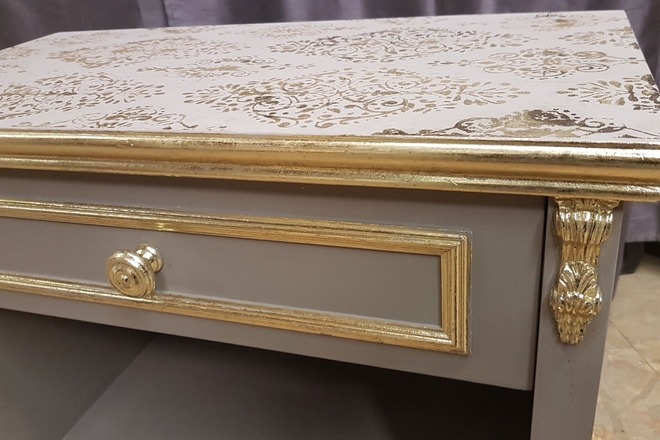 Table de chevet baroque, pochoir et feuille d’or