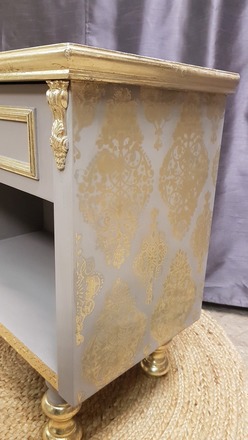 Table de chevet baroque, pochoir et feuille d’or
