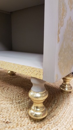 Table de chevet baroque, pochoir et feuille d’or
