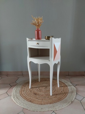 Chevet graphique blanc, ocre et rose