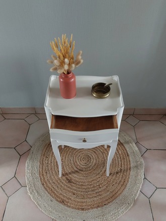 Chevet graphique blanc, ocre et rose