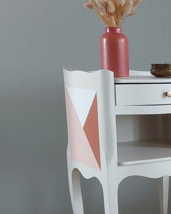 Chevet graphique blanc, ocre et rose