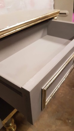 Table de chevet baroque, pochoir et feuille d’or