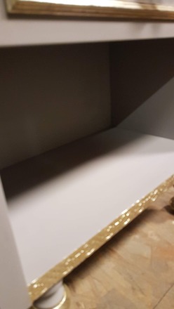 Table de chevet baroque, pochoir et feuille d’or