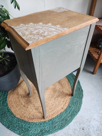 Table de chevet style Louis XV relookée Lichen et bois