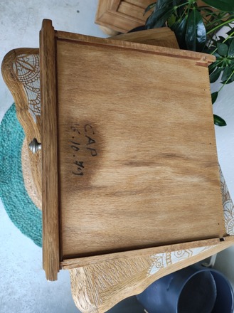 Table de chevet style Louis XV relookée Lichen et bois