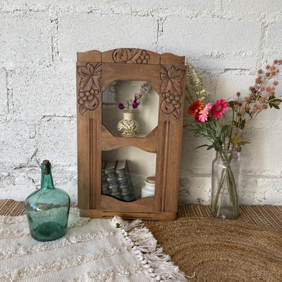 Vente avec paiement en ligne: Vitrine art déco au bois sculpté