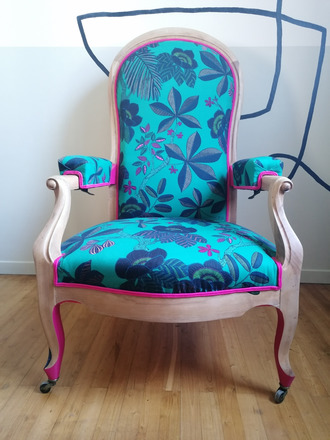 Fauteuil Voltaire a crémaillère tissu floral et magenta