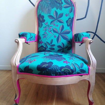 Vente avec paiement en ligne: Fauteuil Voltaire a crémaillère tissu floral et magenta