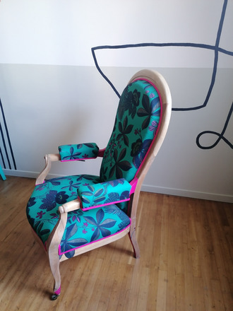 Fauteuil Voltaire a crémaillère tissu floral et magenta