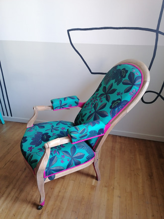 Fauteuil Voltaire a crémaillère tissu floral et magenta