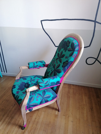 Fauteuil Voltaire a crémaillère tissu floral et magenta