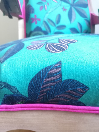 Fauteuil Voltaire a crémaillère tissu floral et magenta