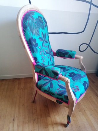 Fauteuil Voltaire a crémaillère tissu floral et magenta