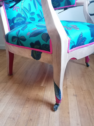 Fauteuil Voltaire a crémaillère tissu floral et magenta