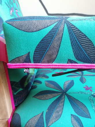 Fauteuil Voltaire a crémaillère tissu floral et magenta