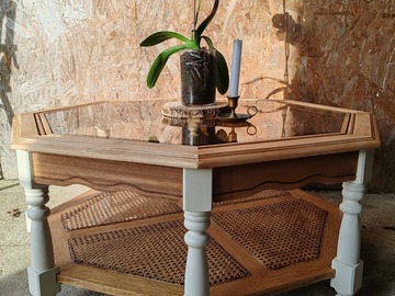 Vente avec paiement en ligne: Table basse hexagonale années 60, vitre fumée, rotin et blanc