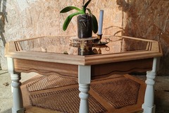 Vente avec paiement en ligne: Table basse hexagonale années 60, vitre fumée, rotin et blanc