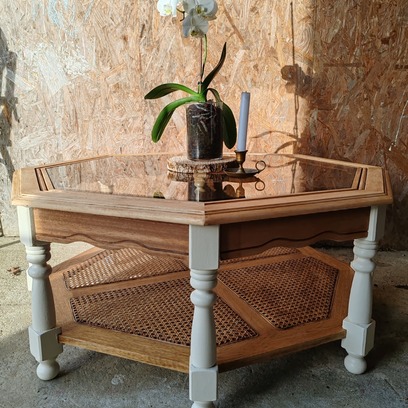 Vente avec paiement en ligne: Table basse hexagonale années 60, vitre fumée, rotin et blanc
