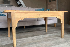 Vente avec paiement en ligne: Table basse vintage en bois patiné rustique