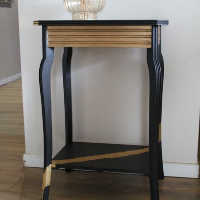 Vente avec paiement en ligne: Console / table d'appoint ancienne relookée noire et dorée