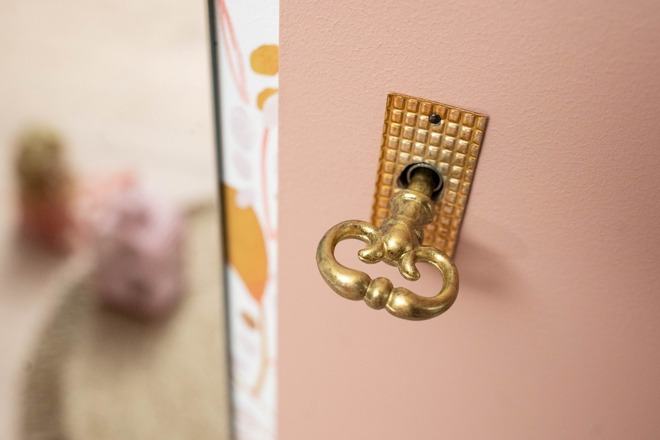 Armoire penderie vintage rose et détails laiton